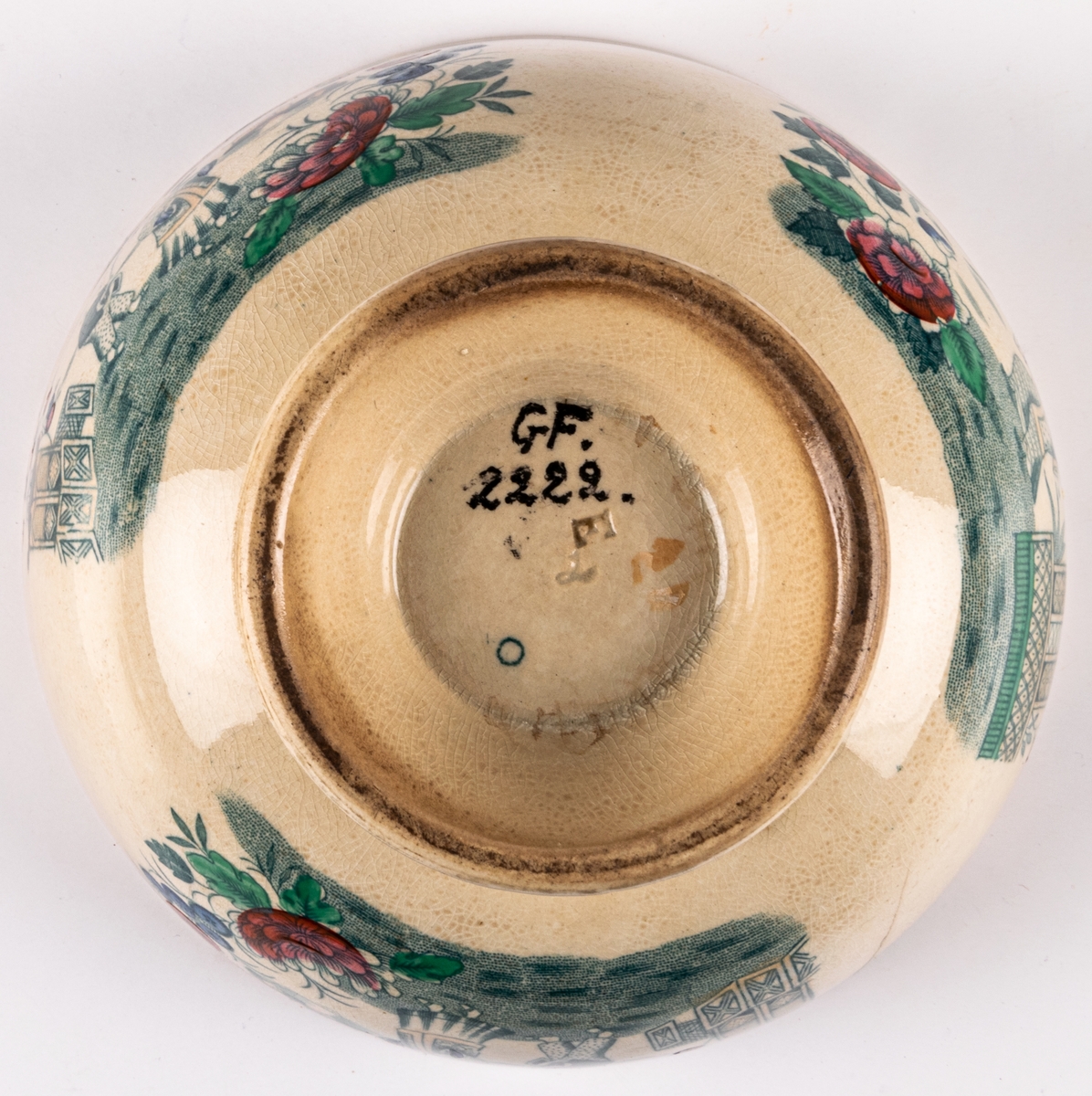 Spillkum, porslin, dekor med kinesiska motiv. Vit med bårder och blommor samt figurscenerier (schablon) i blått, grönt, rött och guld. Stämpel i godset liknande "E 1".