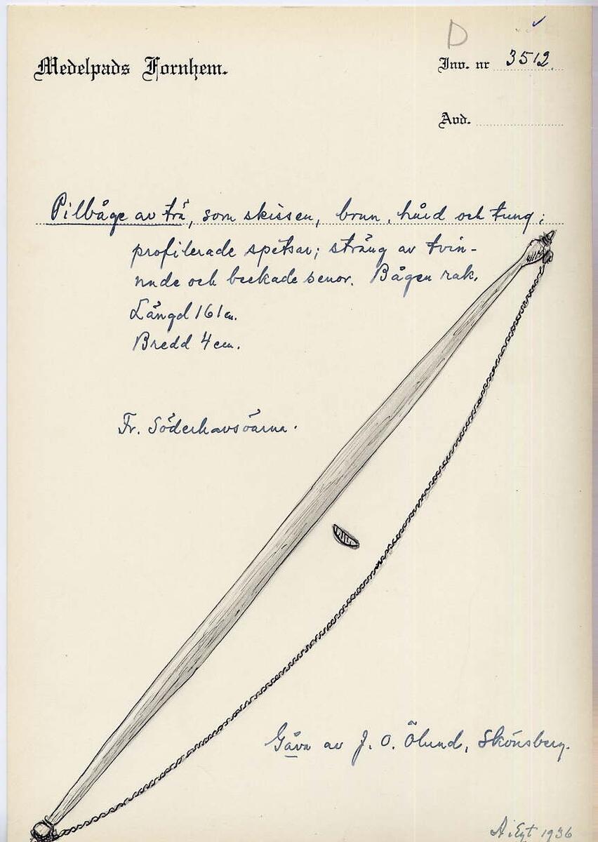 "Pilbåge av trä, som skissen, brun, hård och tung profilerade spetsar sträng av tvinnade och beckade senor. Bågen rak. - Längd 161 cm. Bredd 4 cm. - Fr. Söderhavsöarna. - Gåva av J O Ödlund, Skönsberg." (skiss) (Ur Lappkatalogen. Arvid Enqvist, 1936)

