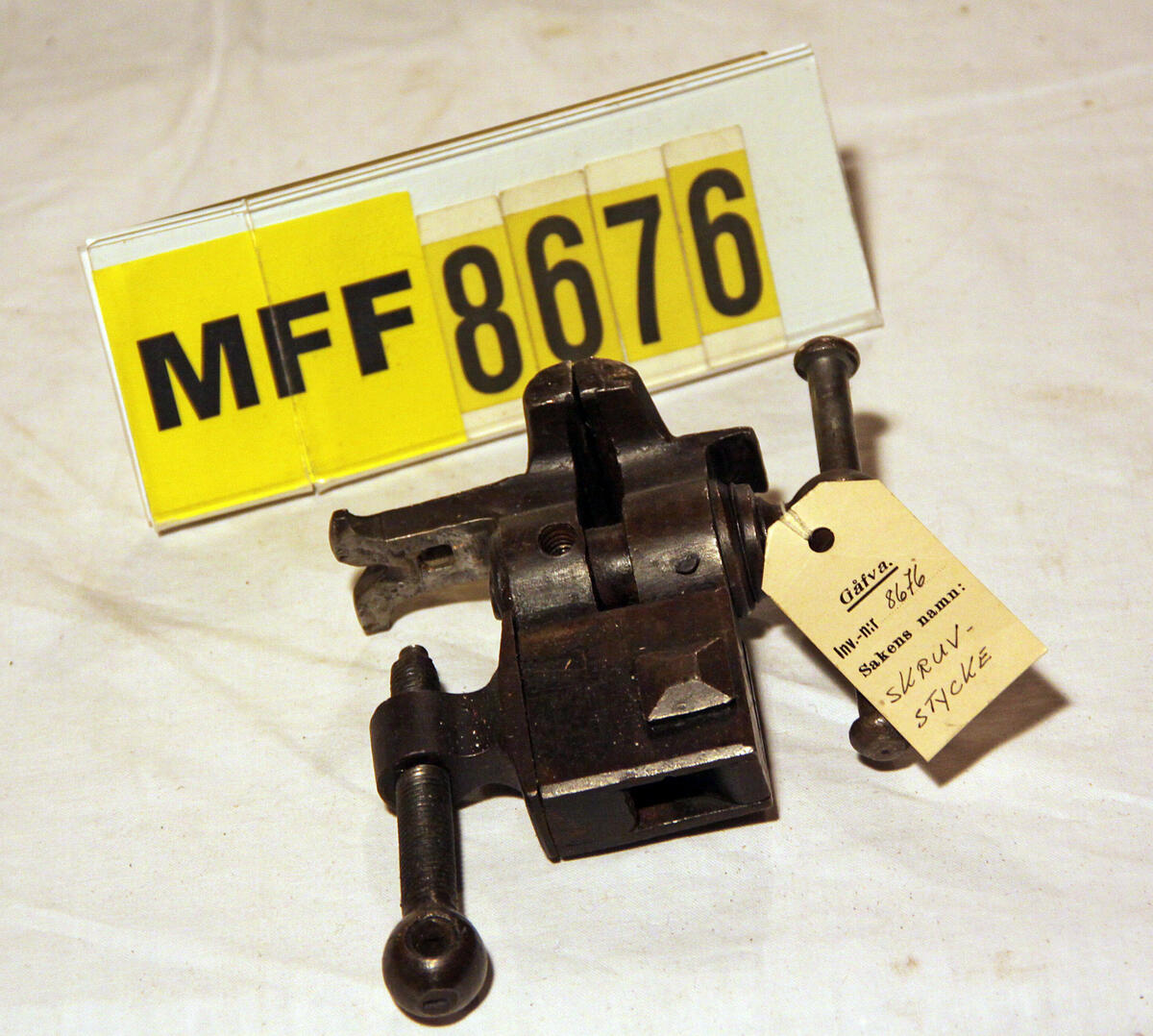 "Skruvstycke." Fyndort: "O Reinholdsson Urmakeri, Vivsta." Gåva av: "Urmakeriet, Timrå Köping." (liggaren)

"Skruvstycke: Har använts som fasthållare i urmakeri." (inv.prot.)