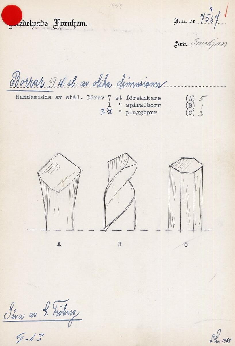 "Borrar, 11 st. av olika dimensioner. - Handsmidda av stål. Därav 7 st. försänkare (A) 5. 1 st. spiralborr (B) 1. 3 st. pluggborr (C) 3. - Gåva av G Fröberg." (skiss) (ur lappkatalogen, ? 1955, ? 1963)
