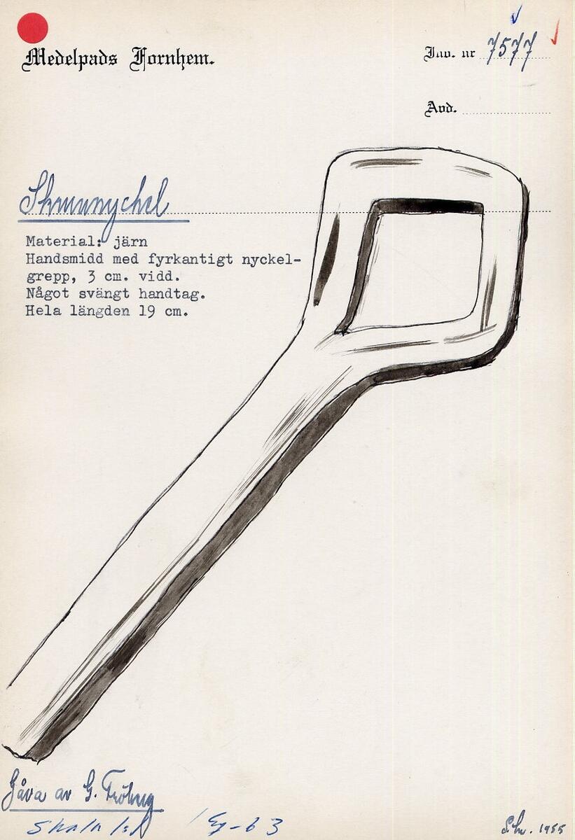 "Skruvnyckel. - Material: järn. Handsmidd, med fyrkantigt nyckelgrepp, 3 cm.vidd. Något svängt handtag. Hela längden 19 cm. - Gåva av G Fröberg." (skiss) (lappkatalogen, ? 1955, ? 1963)

"Skruvnyckel." Gåva av: "G Fröberg." (liggaren)