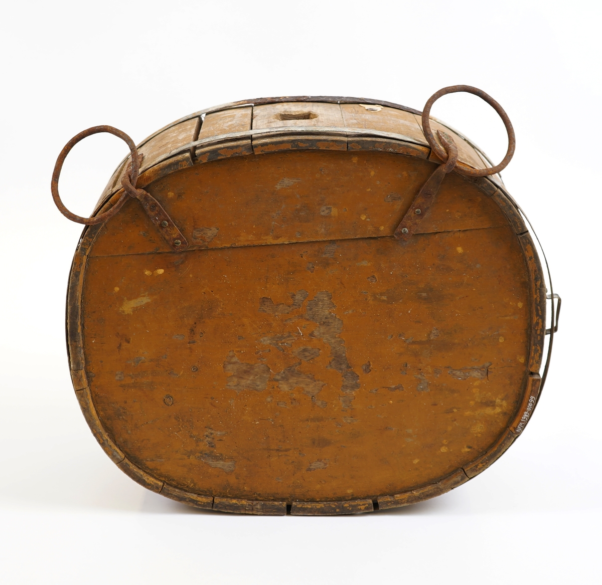 Mjølkeflaske/ kløvflaske. I tre. Oval form. Lagga. To metall band rundt. Måla med okerfarga måling. To jarnringer på eine sida nytta til feste ved bering/ frakting med hest (kløv).