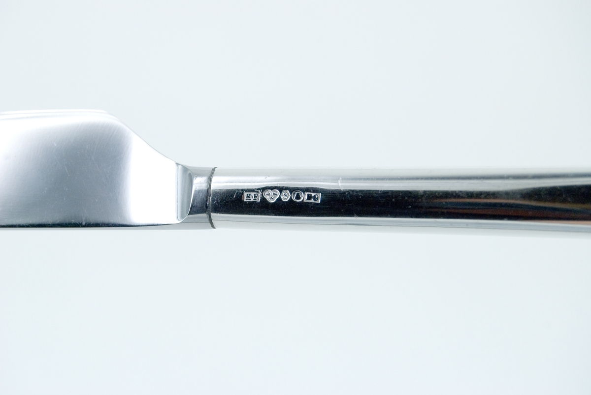 Silverbestick; kniv.