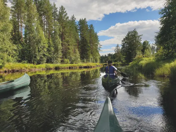Kanopadling på Kynnavassdraget. Bildet viser flere kanoer på vannet.