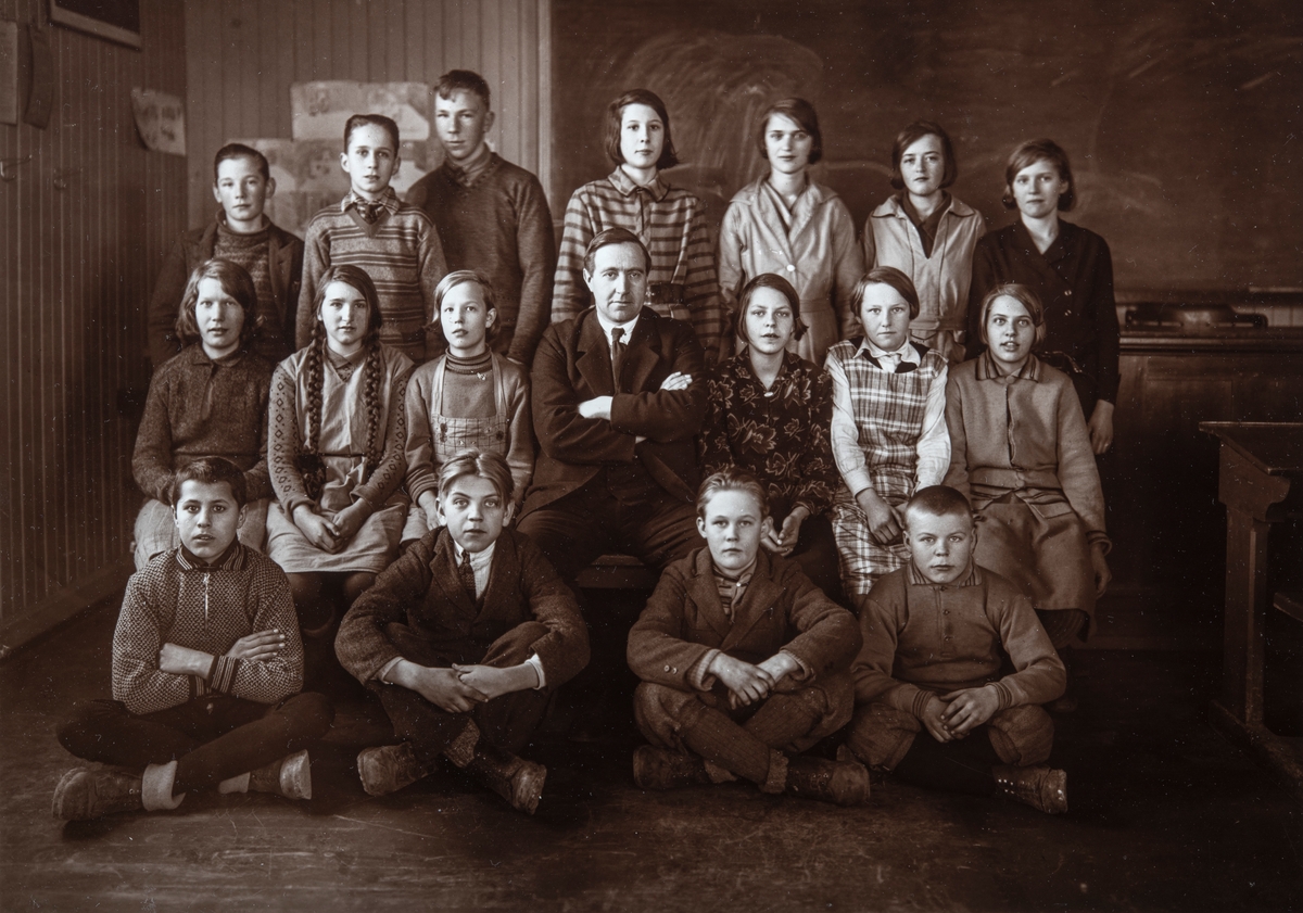 Gruppe 18 elever og lærer ved gamle Kirkekretsen skole på Ridabu i Vang. Klassebilde. 
Sittende som nr 2 fra venstre i rekke 2, med lange fletter, sitter Olaug Stårvik (f: 03.02.1918 - d: 17.02.2013). 
Resten er ukjente.