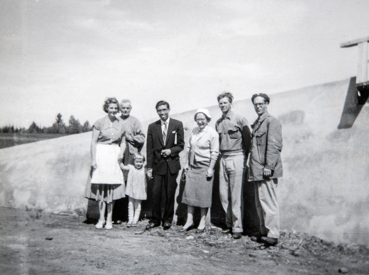 Driverene på Hafslund fikk mye besøk opp igjennom åra, i og med at bruket deres var et prøvebruk. En av de besøkende kom helt fra Thailand i juli 1958.
Fra venstre: Hedvig Hafslund, Magnus Engebakken ( Hedvigs far), Anne Berit Hafslund holder sin mor i hånden, så den tilreisende thailenderen "onkel" Bonevita, ukjent tolk, Oskar Hafslund og Oddmund Ruud. Bilde i privat eie.