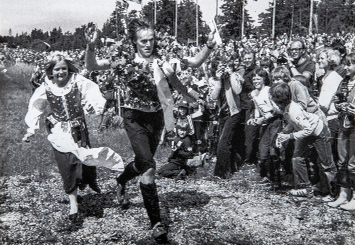 O-ringens fem-dagers på Gotland i 1977. Her er Sigurd Dæhli på vei mot mål på femte og siste etappe, og løper inn til seier sammen med "kranskullan".