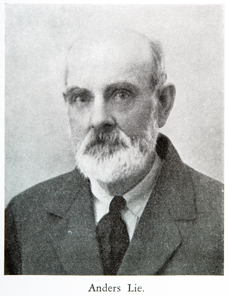 Portrett: Anders Lie (1863-1940) han jobbet som kjelsmed på Aadals Brug. Og i 1899 kjøpte han eiendommen Løvstad G.nr 218 / b.nr. 7, fra gården Fjælgård nordre. 
Bildet/faksimile er hentet fra Løtenboka bind 3, side 414.