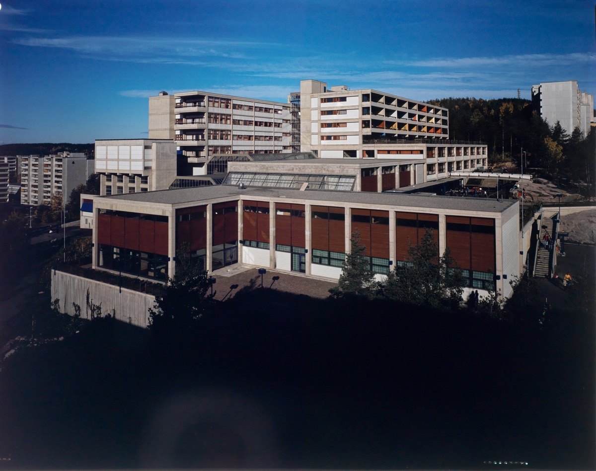 Arkitekturfotografier av byggefeltet og senteret på Romsås.