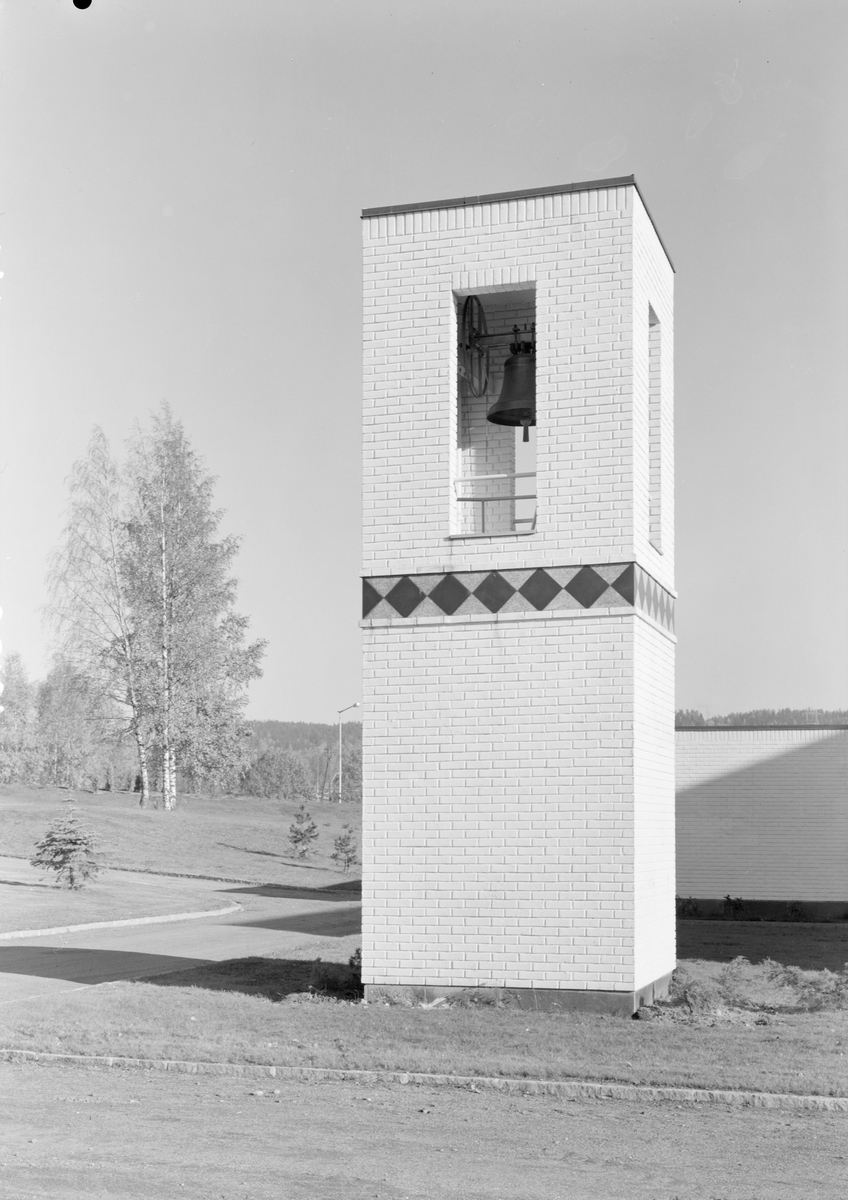 Arkitekturfoto av Alfaset kapell, ferdigstilt i 1972. Kapellet ligger på Alfaset gravlund på Alna i Oslo.