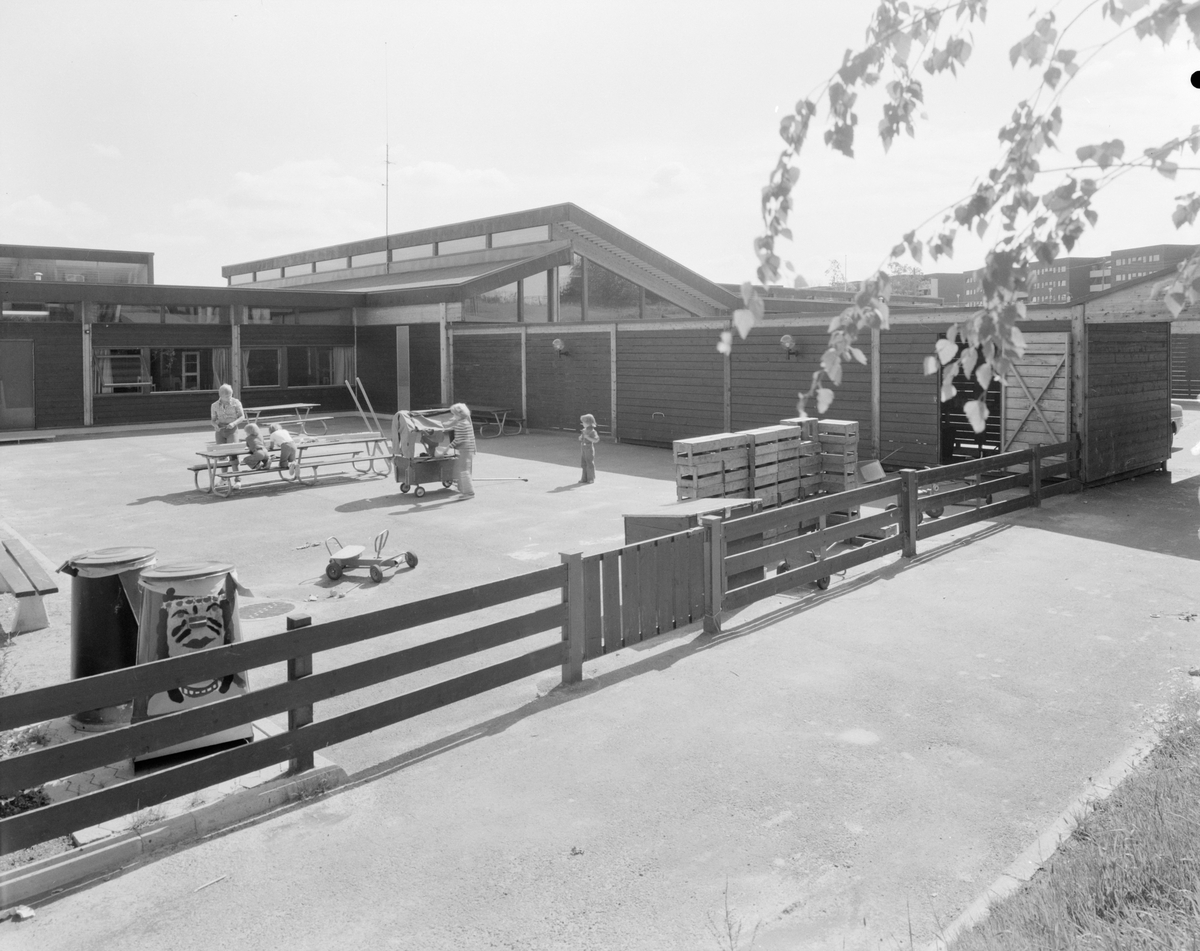 Arkitekturfoto av Alfaset kapell, ferdigstilt i 1972. Kapellet ligger på Alfaset gravlund på Alna i Oslo.