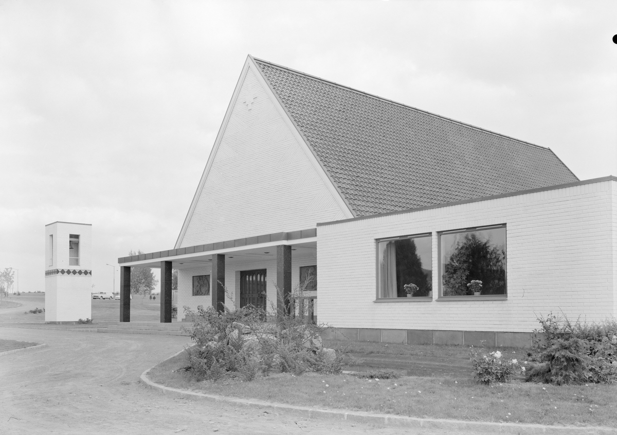 Arkitekturfoto av Alfaset kapell, ferdigstilt i 1972. Kapellet ligger på Alfaset gravlund på Alna i Oslo.