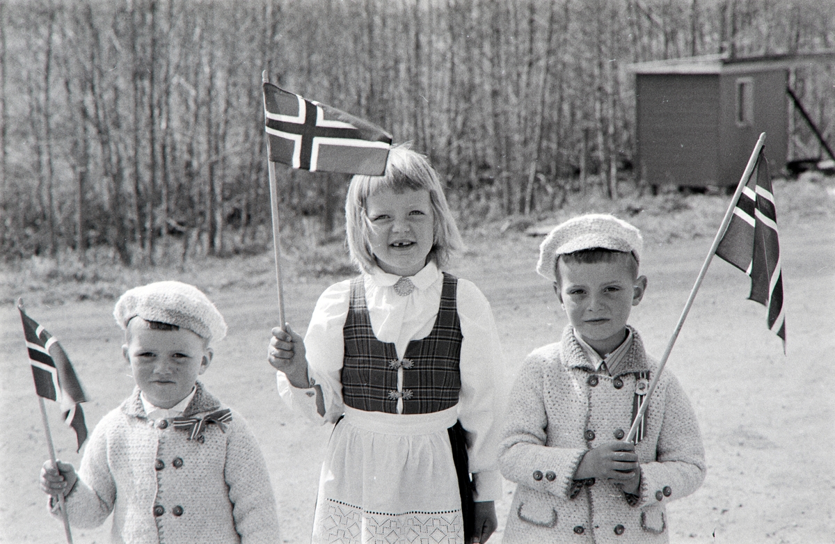 17. Mai feiring i Løten.
3 festkledde barn med norske flagg, Jørund Krogsrud, Randi Brendbekken og Endre Krogsrud. 
