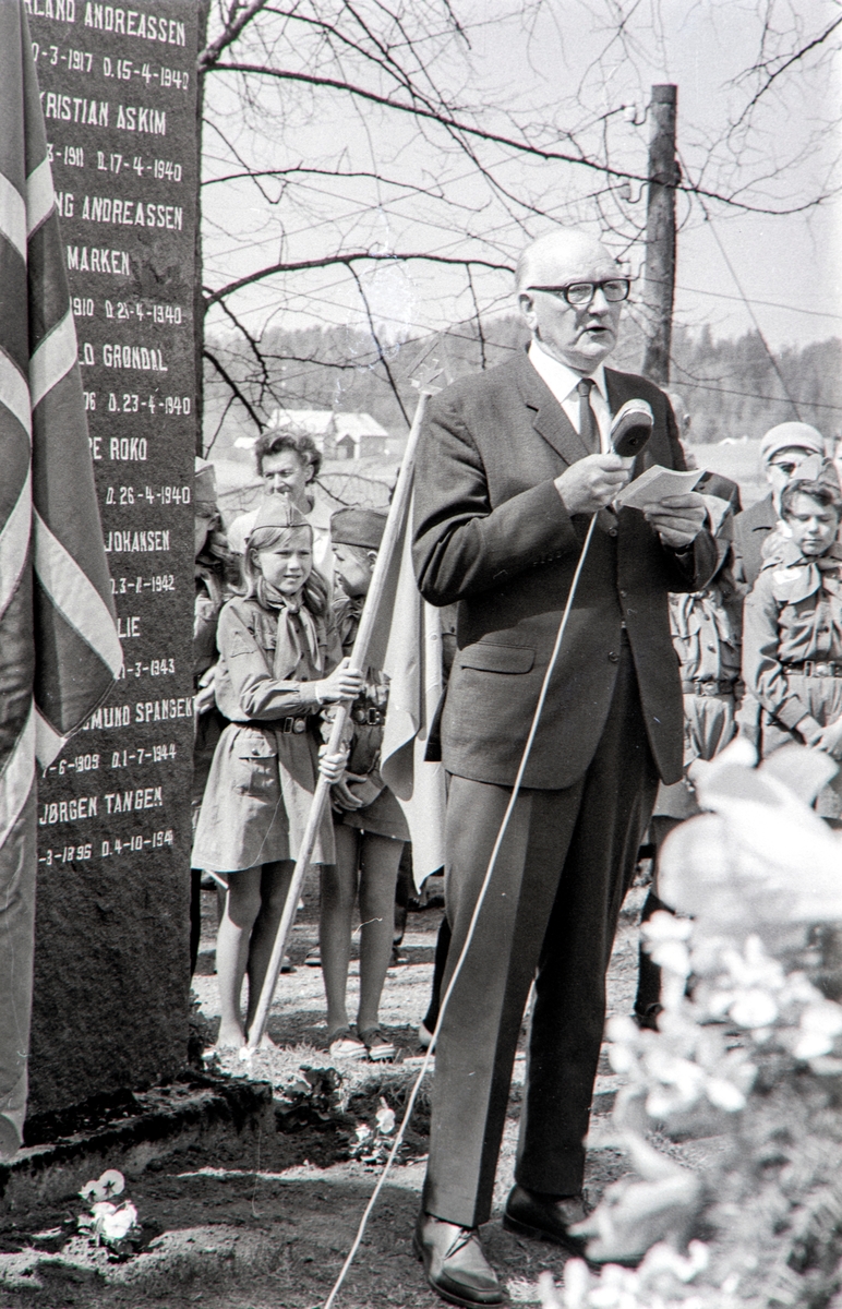 17. Mai feiring i Løten.
Den tidligere stortingsmannen Emil Løvlien holder tale, og legger ned blomster ved minnesmerket over de fallene i 2. verdenskrig i Løten.

