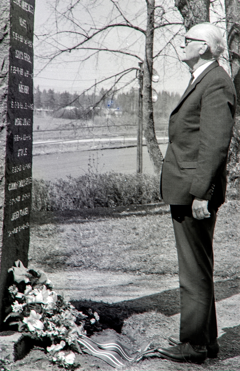 17. Mai feiring i Løten.
Den tidligere stortingsmannen Emil Løvlien holder tale, og legger ned blomster ved minnesmerket over de fallene i 2. verdenskrig i Løten.

