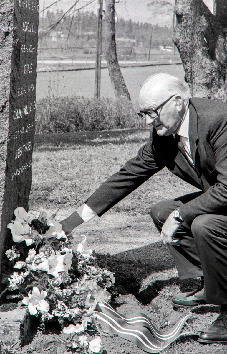 17. Mai feiring i Løten.
Den tidligere stortingsmannen Emil Løvlien, NKP,  holder tale, og legger ned blomster ved minnesmerket over de falne i 2. verdenskrig i Løten.


