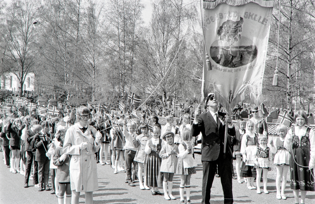 17. Mai feiring i Løten.
Skoletoget fra Løten kirke ned til Løten sentrum. 