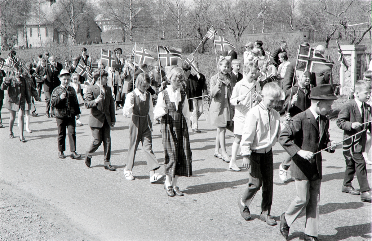 17. Mai feiring i Løten.
Skoletoget fra Løten kirke ned til Løten sentrum. 