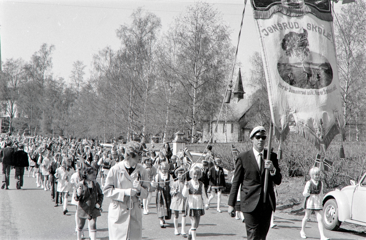 17. Mai feiring i Løten.
Skoletoget fra Løten kirke ned til Løten sentrum. 