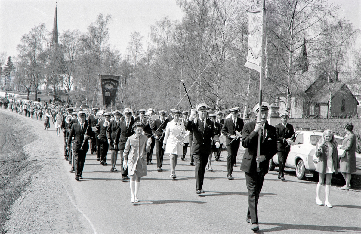 17. Mai feiring i Løten.
Skoletoget fra Løten kirke ned til Løten sentrum. 
