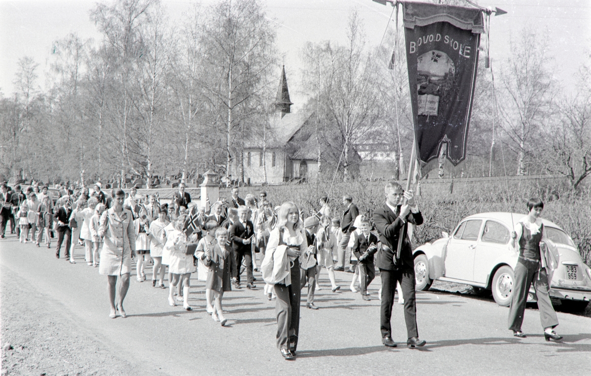 17. Mai feiring i Løten.
Skoletoget fra Løten kirke ned til Løten sentrum. 