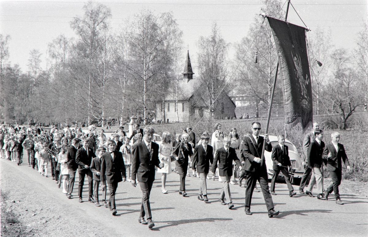 17. Mai feiring i Løten.
Skoletoget fra Løten kirke ned til Løten sentrum. 