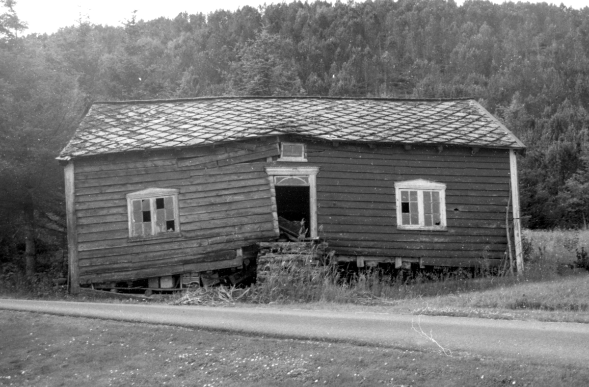 Dokumentasjonsbilder i serie av Røsvikstabburet på Vigra. Stabburet står i dag i Borgundgavlen på Sunnmøre Museum.