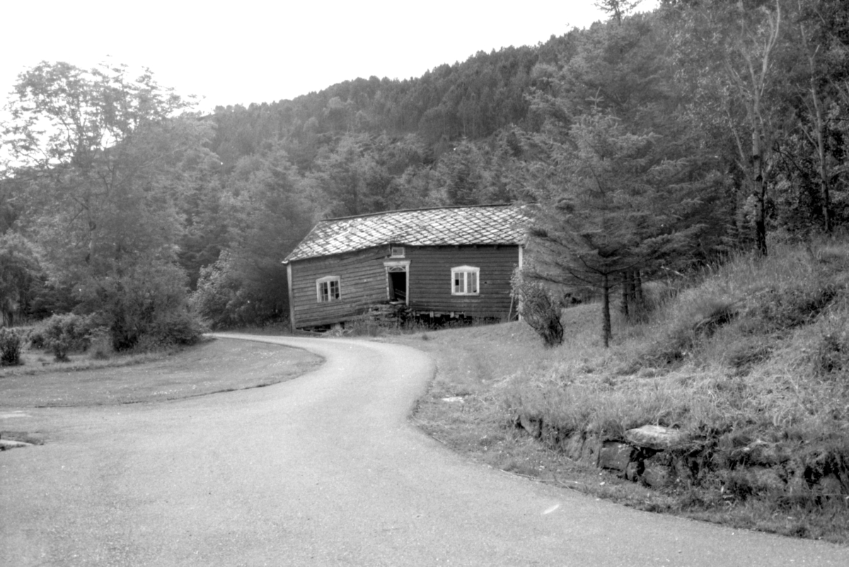 Dokumentasjonsbilder i serie av Røsvikstabburet på Vigra. Stabburet står i dag i Borgundgavlen på Sunnmøre Museum.