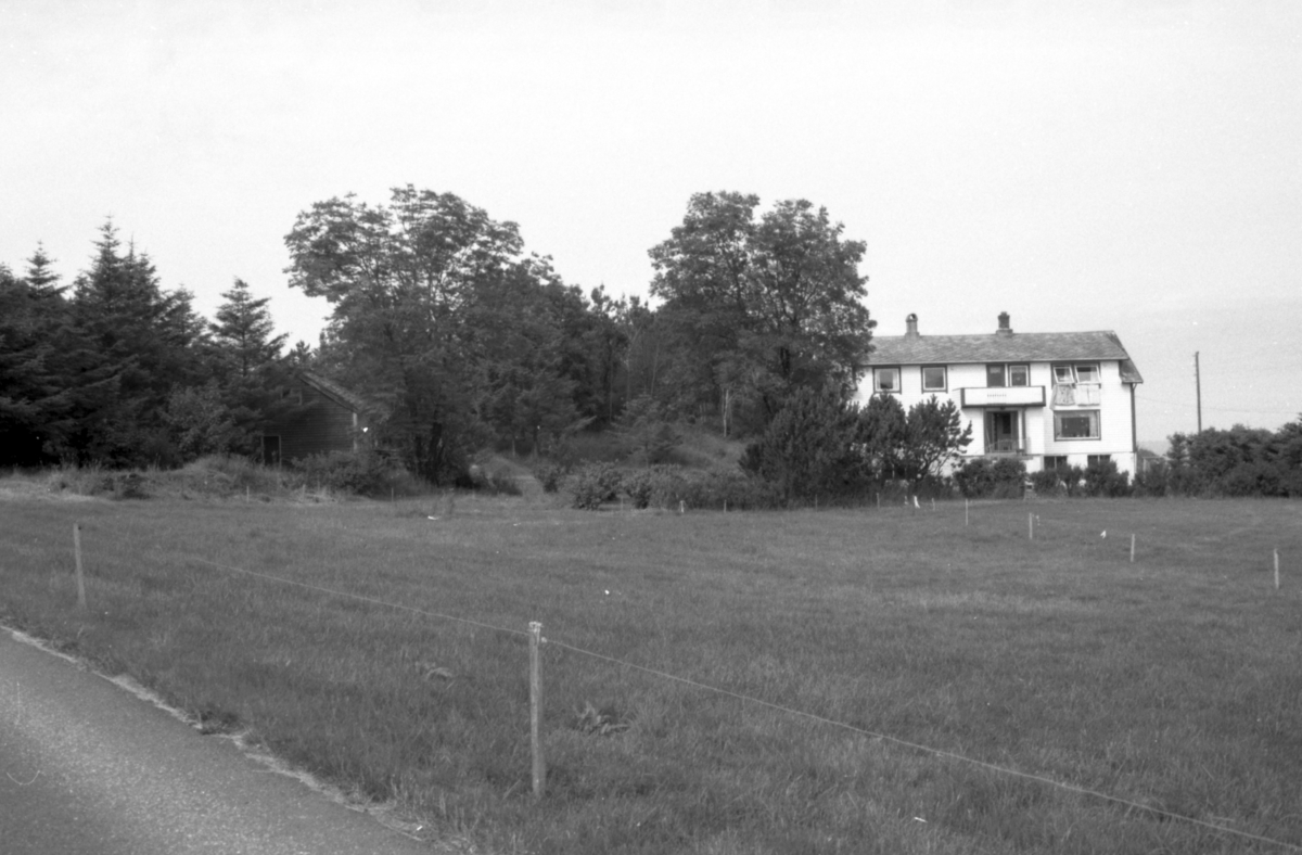 Dokumentasjonsbilder i serie av Røsvikstabburet på Vigra. Stabburet står i dag i Borgundgavlen på Sunnmøre Museum.