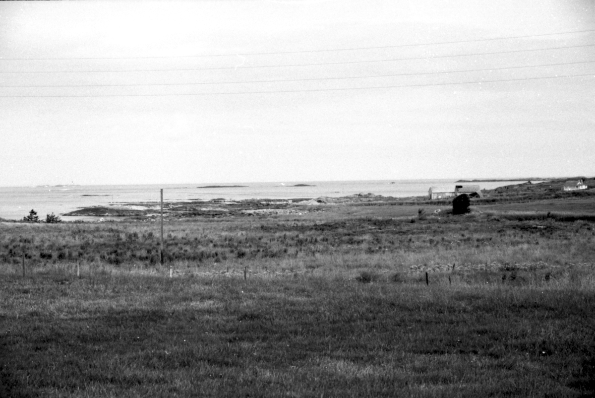 Dokumentasjonsbilder i serie av Røsvikstabburet på Vigra. Stabburet står i dag i Borgundgavlen på Sunnmøre Museum.