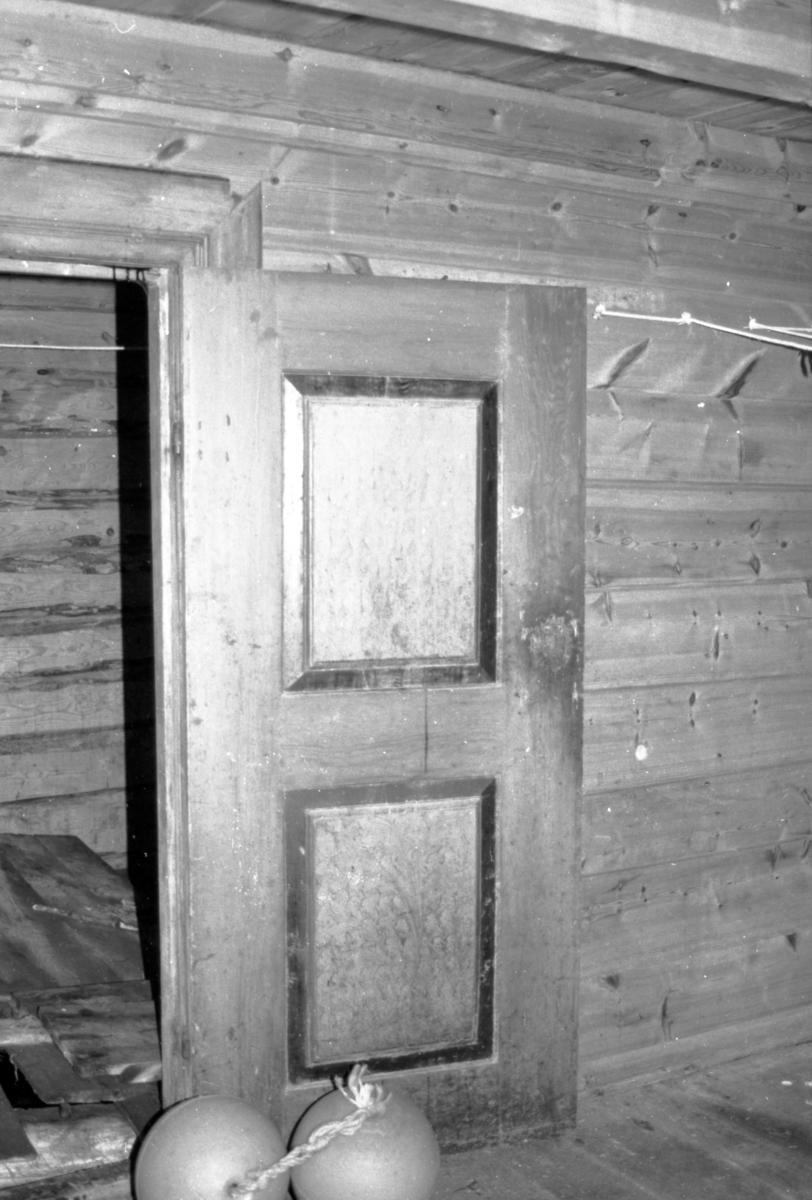 Dokumentasjonsbilder i serie av Røsvikstabburet på Vigra. Stabburet står i dag i Borgundgavlen på Sunnmøre Museum.