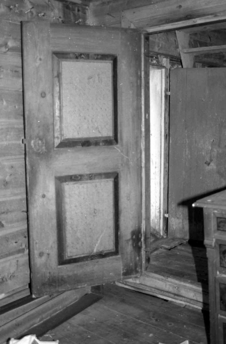 Dokumentasjonsbilder i serie av Røsvikstabburet på Vigra. Stabburet står i dag i Borgundgavlen på Sunnmøre Museum.