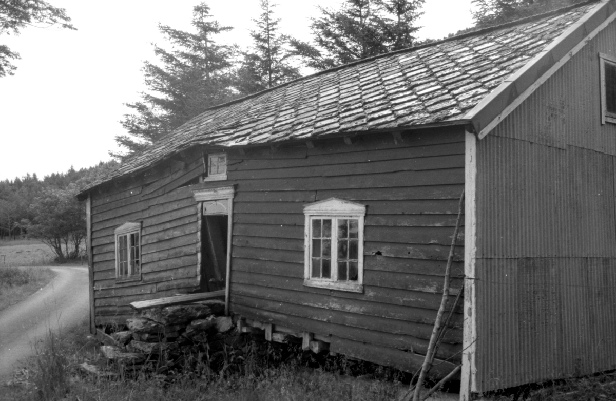 Dokumentasjonsbilder i serie av Røsvikstabburet på Vigra. Stabburet står i dag i Borgundgavlen på Sunnmøre Museum.