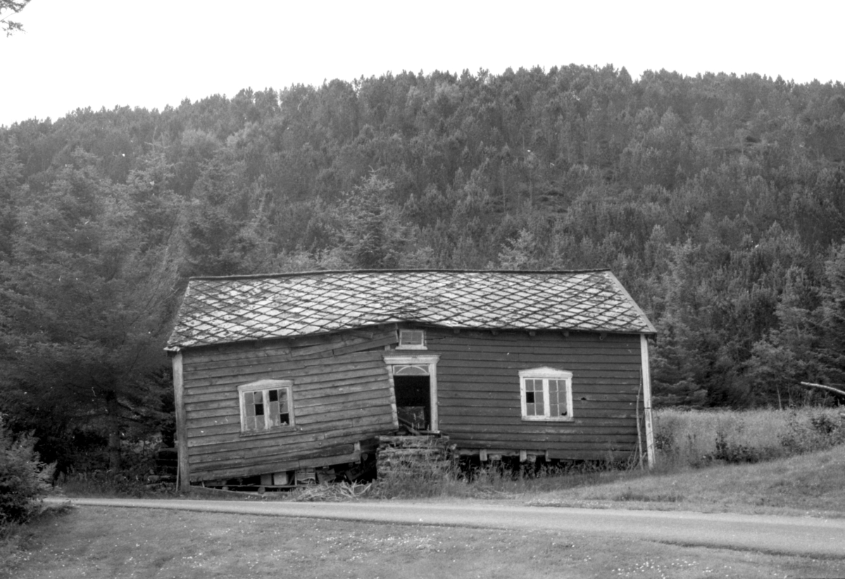 Dokumentasjonsbilder i serie av Røsvikstabburet på Vigra. Stabburet står i dag i Borgundgavlen på Sunnmøre Museum.
