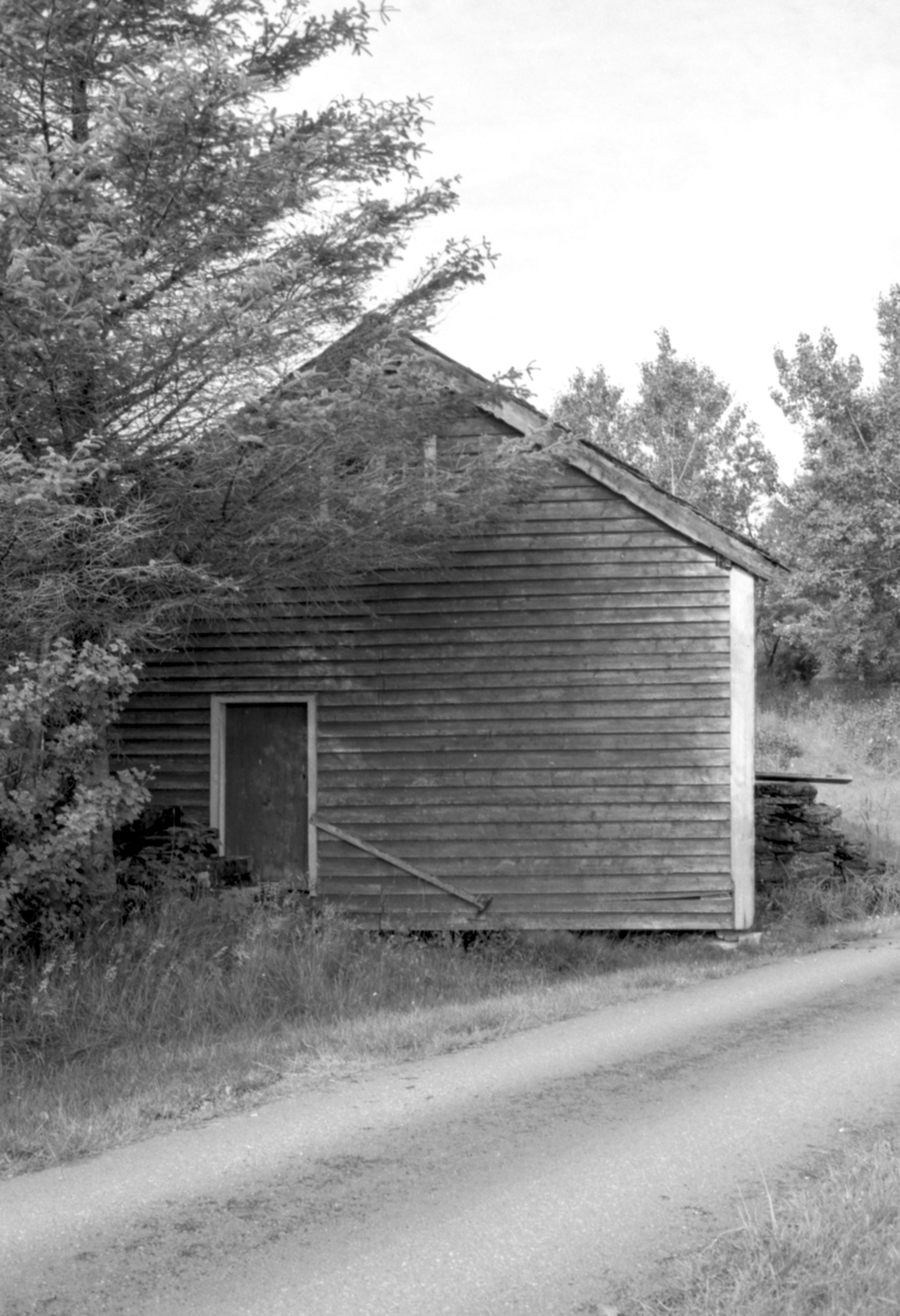 Dokumentasjonsbilder i serie av Røsvikstabburet på Vigra. Stabburet står i dag i Borgundgavlen på Sunnmøre Museum.