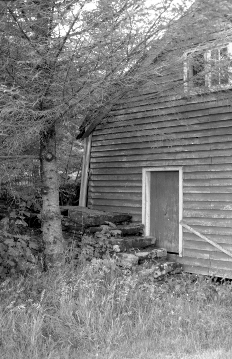 Dokumentasjonsbilder i serie av Røsvikstabburet på Vigra. Stabburet står i dag i Borgundgavlen på Sunnmøre Museum.