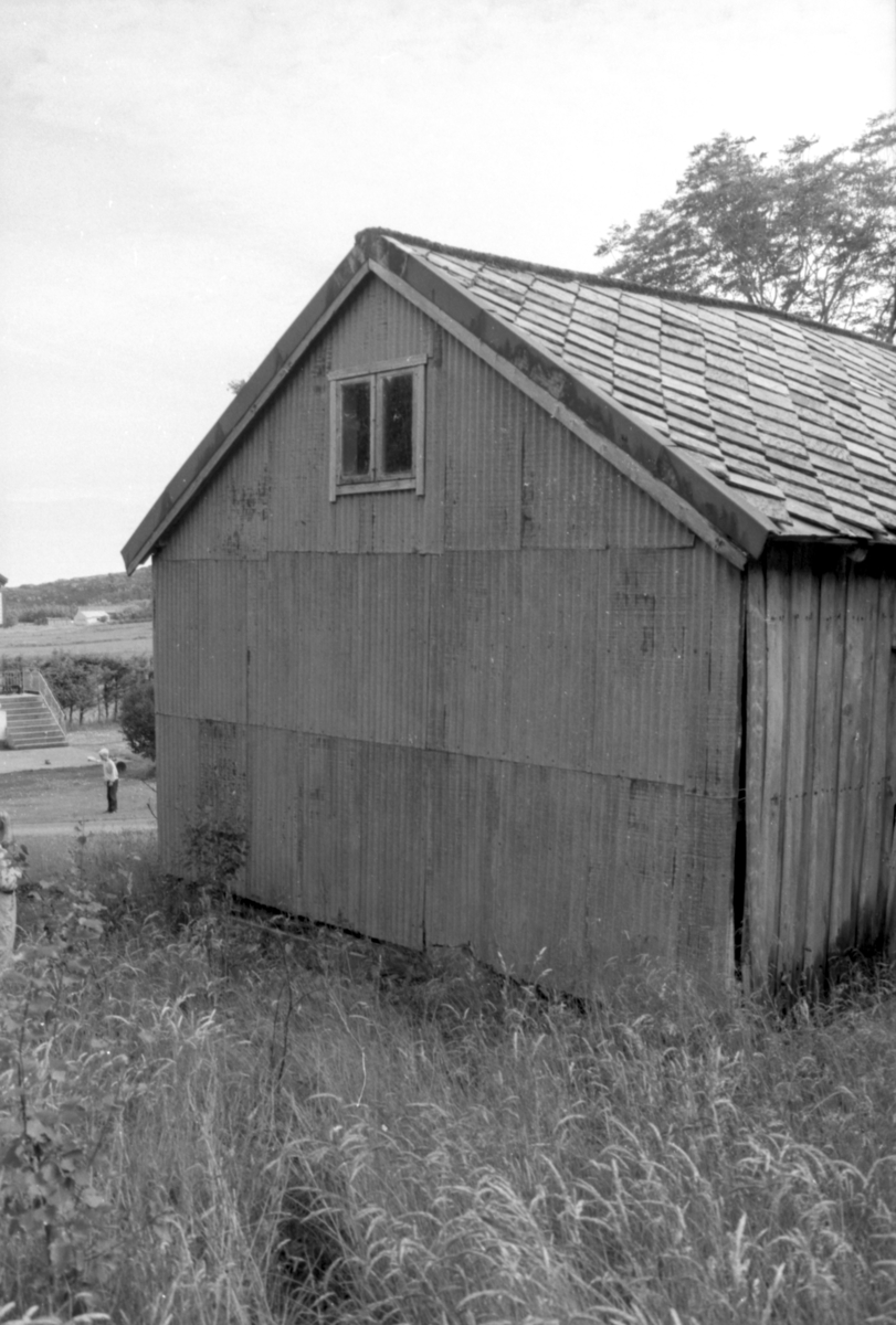 Dokumentasjonsbilder i serie av Røsvikstabburet på Vigra. Stabburet står i dag i Borgundgavlen på Sunnmøre Museum.