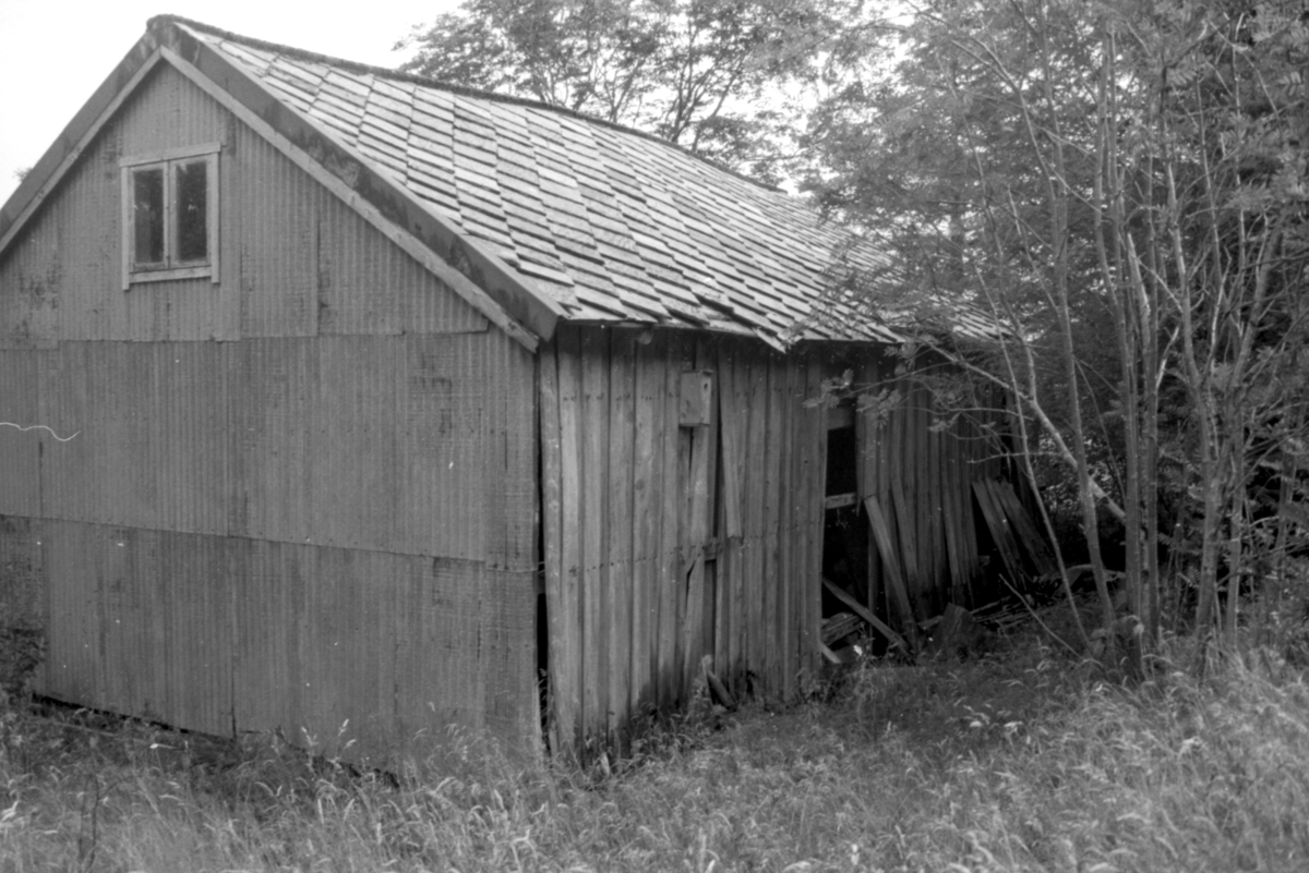 Dokumentasjonsbilder i serie av Røsvikstabburet på Vigra. Stabburet står i dag i Borgundgavlen på Sunnmøre Museum.