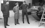 Koreansk militärattaché besöker regementet den 3-4 maj 1979.
Lagnö garageområde.

Bild 1-2
Här förevisas strålrikthallen för stridsvagn för överste Nils Stenqvist och koreas militärattaché Koeng-Ho-Chong av kapten Lars-Erik Pettersson.

Bild 3
Överstelöjtnant Nils-Henric Moberg samtalar med överste Nils Stenqvist