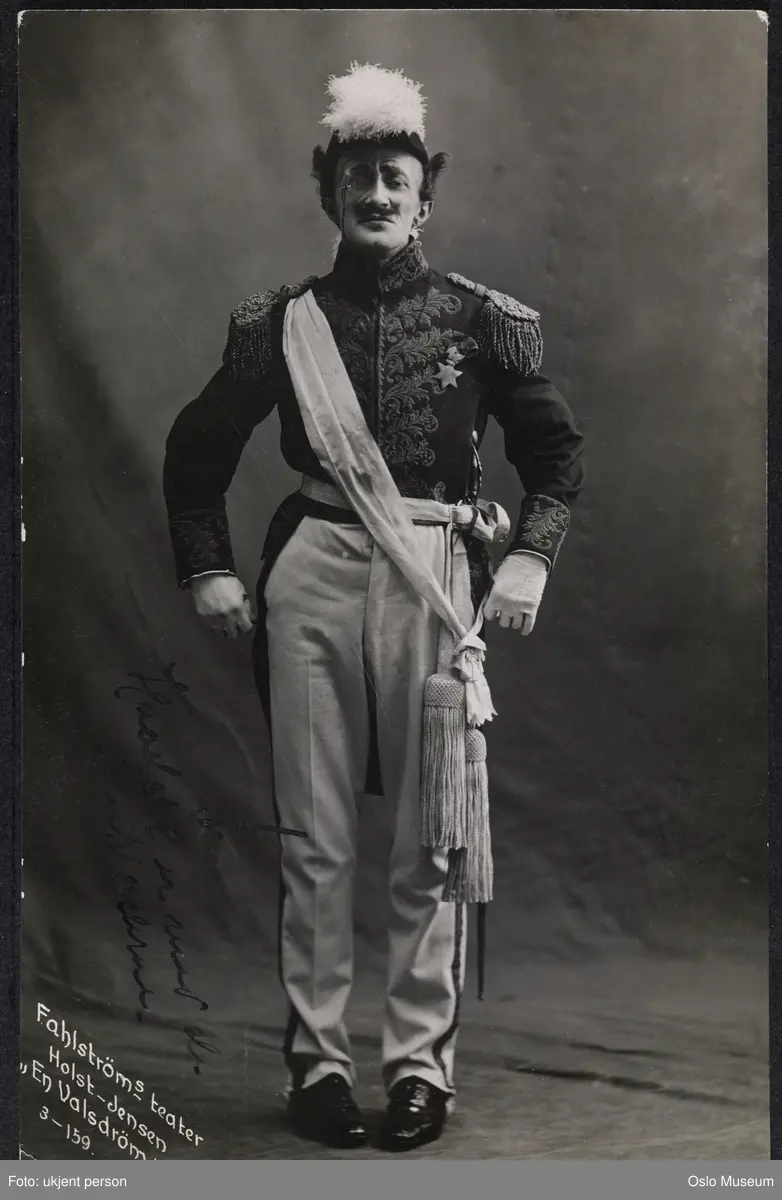 portrett, mann, skuespiller, rollebilde, "En Valsdrøm" på Fahlstrøms Theater, stående helfigur, kostyme