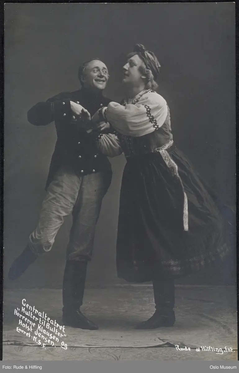 dobbeltportrett, menn, skuespillere, rollebilde, "Hulter til bulter" på Centralteatret, stående helfigur, kostymer