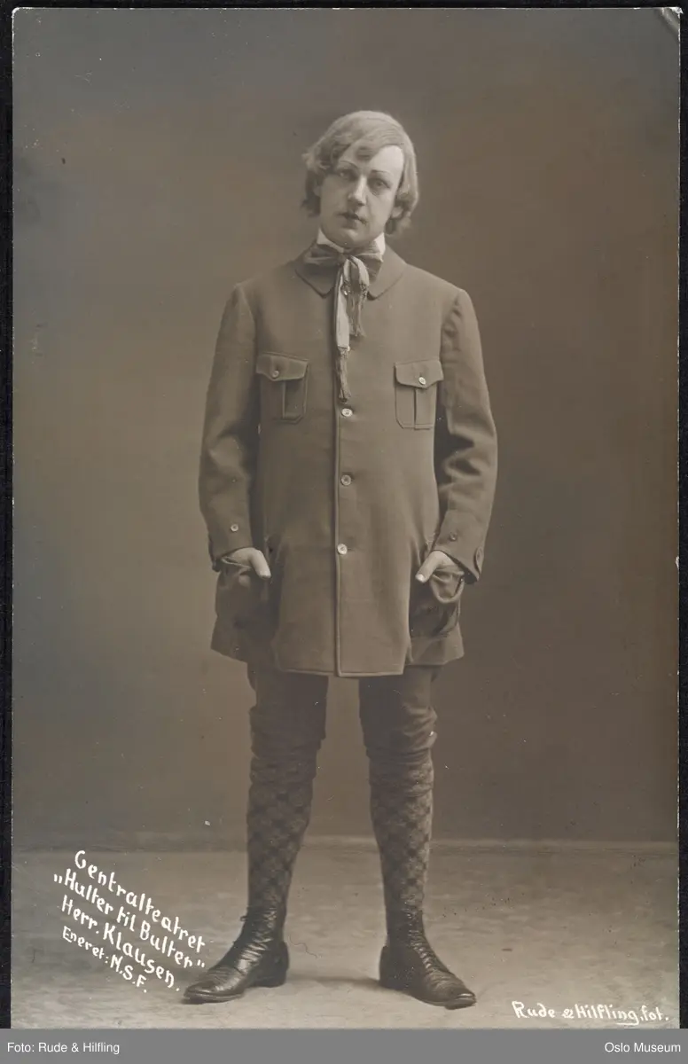 portrett, mann, skuespiller, rollebilde, "Hulter til bulter" på Centralteatret, stående helfigur, kostyme