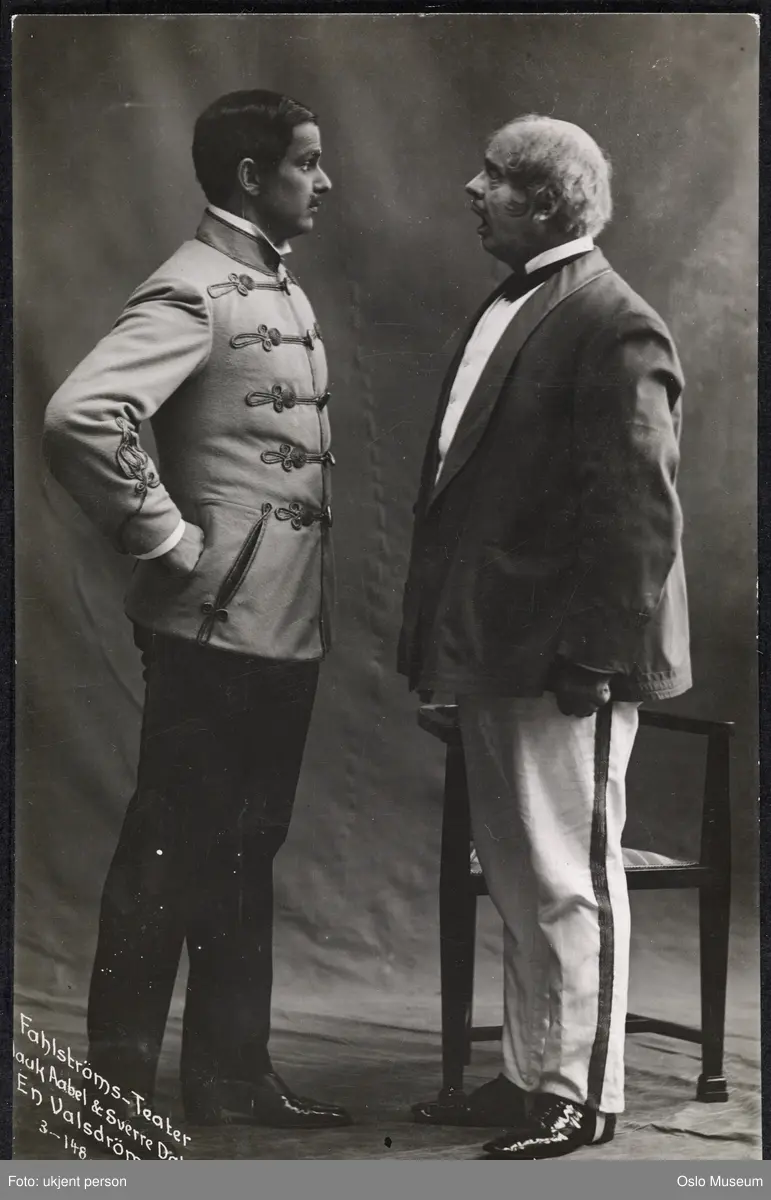 dobbeltportrett, menn, skuespillere, rollebilde, "En Valsdrøm" på Fahlstrøms Theater, stående helfigur, kostymer