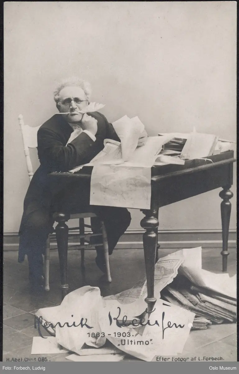 portrett, mann, skuespiller, rollebilde, Professor Karl Willmer i "Ultimo" på Nationaltheatret, sittende helfigur ved skrivebord, kostyme