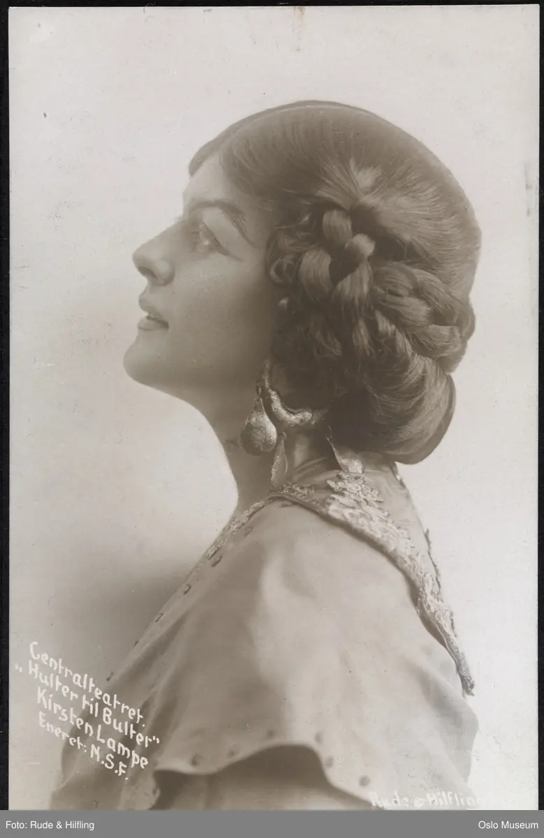 portrett, kvinne, skuespillerinne, rollebilde, "Hulter til bulter" på Centralteatret, brystbilde, profil, kostyme