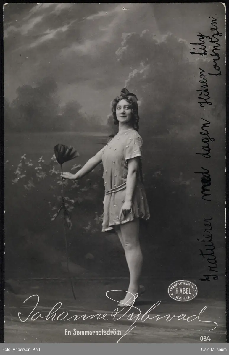 portrett, kvinne, skuespillerinne, rollebilde, Puk i "En Sommernatsdrøm" på Nationaltheatret, stående helfigur, kostyme