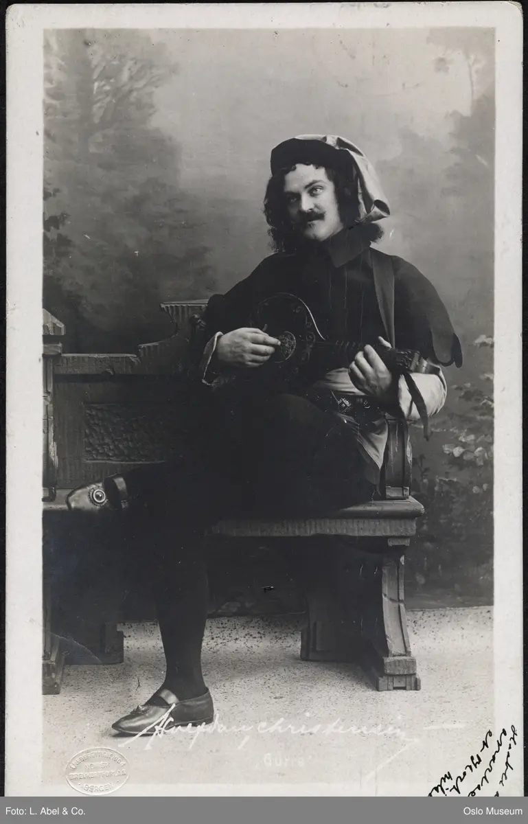 portrett, mann, skuespiller, rollebilde, Heinrich minnesanger i "Gurre" på Nationaltheatret, sittende helfigur, kostyme, lutt