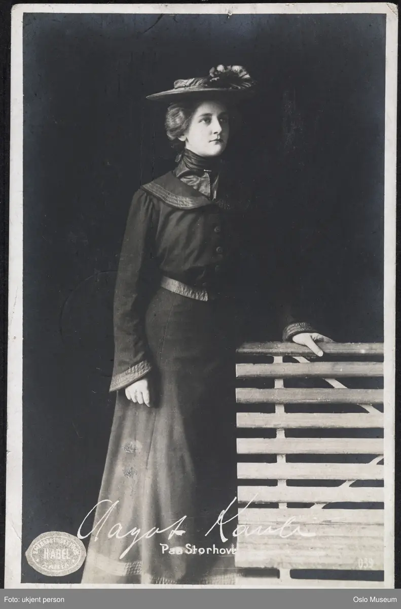 portrett, kvinne, skuespillerinne, rollebilde, Cecile Kann i "Paa Storhove" på Nationaltheatret, stående knefigur, kostyme