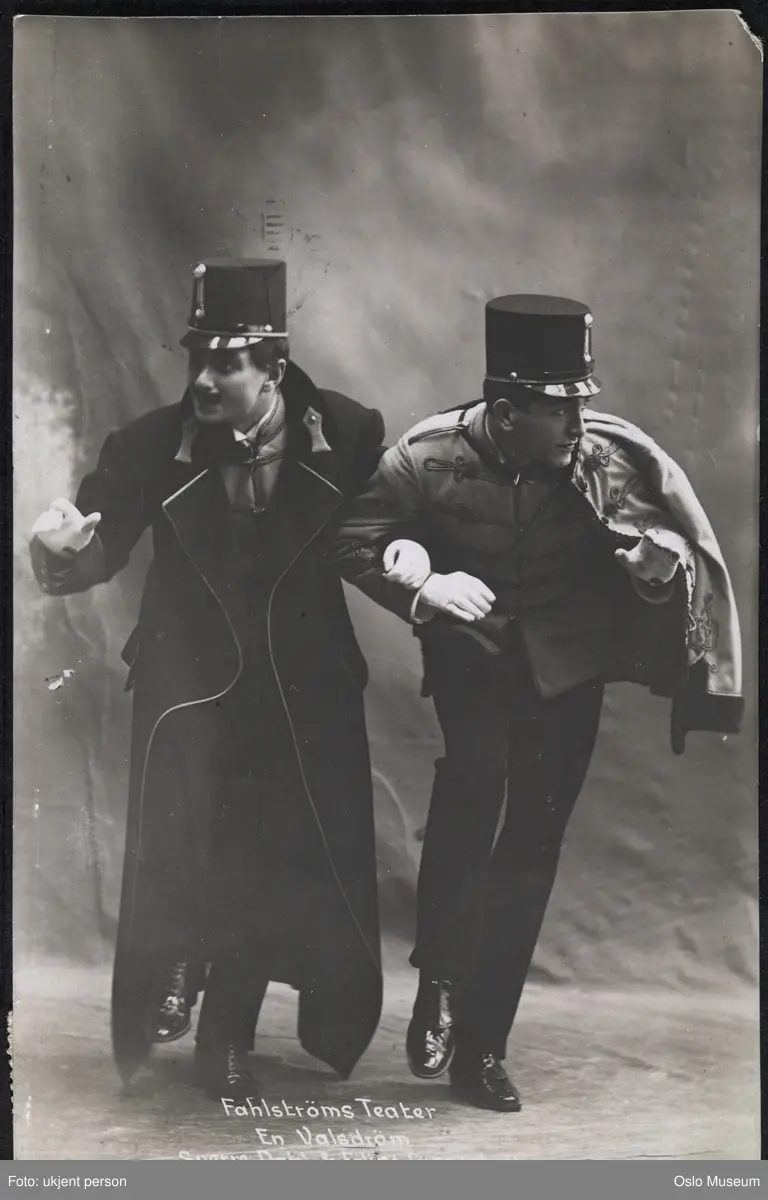 dobbeltportrett, menn, skuespillere, rollebilde, "En Valsdrøm" på Fahlstrøms Theater, stående helfigur, kostymer