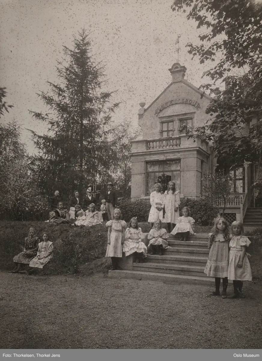 villa Kvældsro, hage, trapp. jenter, menn, kvinner